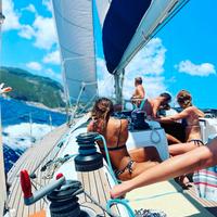 Vacanze su un performante 15 metri a vela