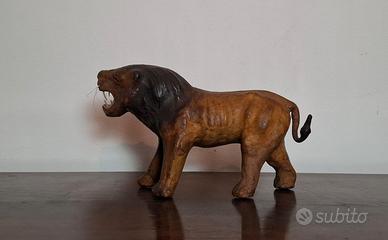 Leone rivestito in vera pelle. pezzo vintage 