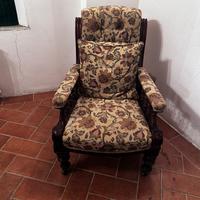 Sedia in legno con rivestimento floreale