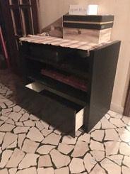 Mobile con due ripiani e cassetto inferiore