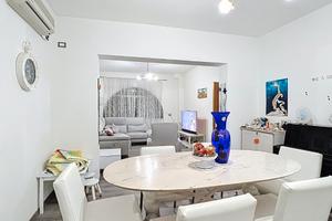 Casa Bi-Familiare con Giardino