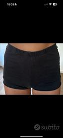 Shorts neri elasticizzati