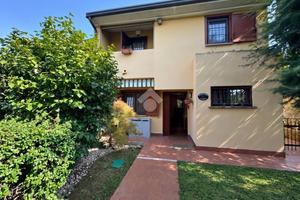 VILLA A SCHIERA A VERDERIO
