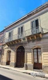 Palazzo storico con cortile Fiumefreddo di Sicilia
