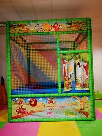 struttura da gioco e tappeto elastico