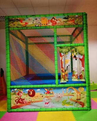 struttura da gioco e tappeto elastico