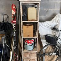 Colonna in legno con cassetti e tavolino in ferro