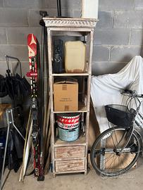 Colonna in legno con cassetti e tavolino in ferro