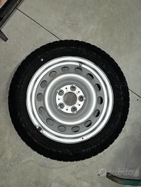 4 ruote con pneumatici invernali Bridgestone