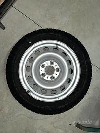 4 ruote con pneumatici invernali Bridgestone