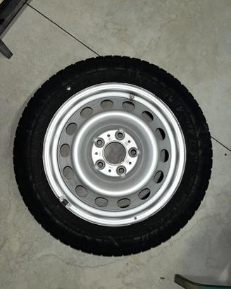 4 ruote con pneumatici invernali Bridgestone