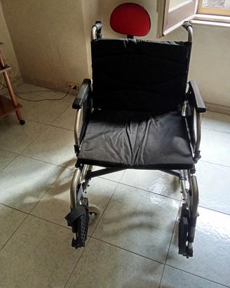 Carrozzina per disabili pieghevole