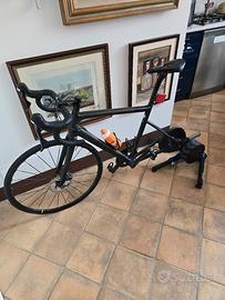 bici da corsa con telaio in carbonio