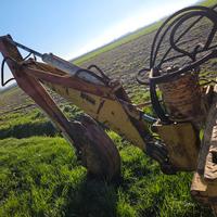 Retro escavatore e diverse Atrezzi 