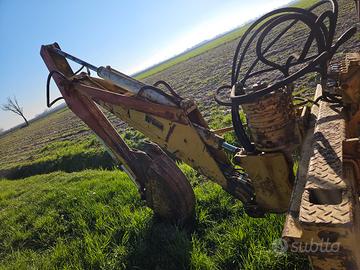 Retro escavatore e diverse Atrezzi 