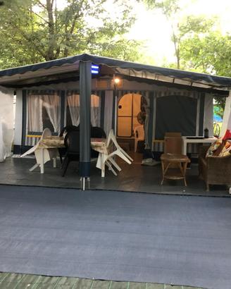 Veranda da campeggio con tendalino e sopraveranda