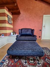 Elegante divano due posti con pouf abbinato