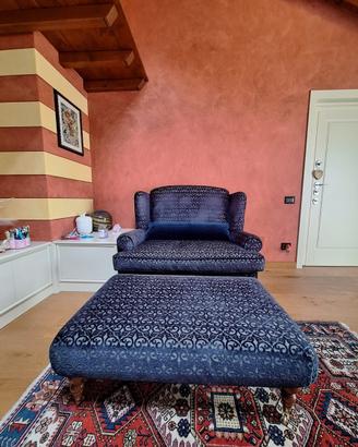 Elegante divano due posti con pouf abbinato