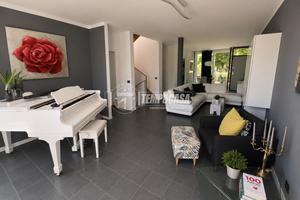 VILLA CON PISCINA