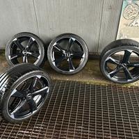 Cerchi in lega da 19 pollici con pneumatici estivi