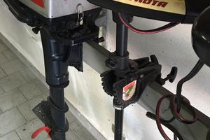 Barca e motori a scoppio ed elettrici