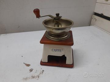 Macina caffè vintage con base in legno