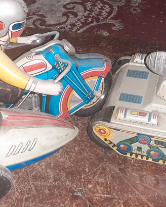 2 Giocattoli in Latta con meccanismo.