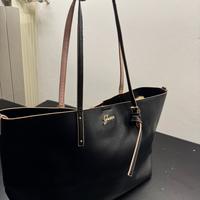 Borsa Guess nera con dettagli rosa