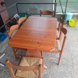 tavolo in legno con sedie