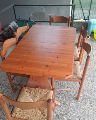 tavolo in legno con sedie