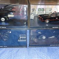 BATMAN 1:43 BAT-MOBILE dei Film (4 MODELLINI)