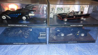 BATMAN 1:43 BAT-MOBILE dei Film (4 MODELLINI)