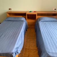 Cameretta letti gemelli in legno