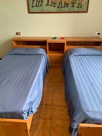 Cameretta letti gemelli in legno