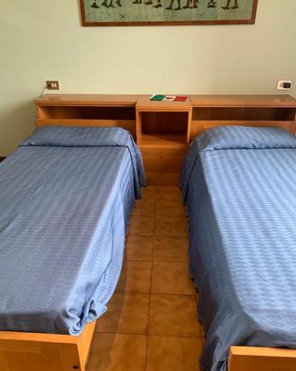 Cameretta letti gemelli in legno