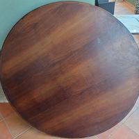 Tavolo rotondo. D'epoca. In legno di noce.