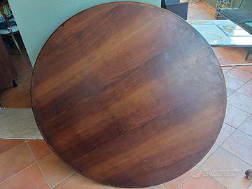 Tavolo rotondo. D'epoca. In legno di noce.