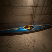 Canoa in vetro resina con timone