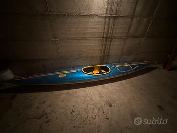 Canoa in vetro resina con timone