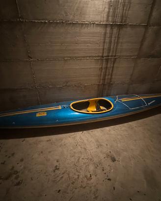 Canoa in vetro resina con timone