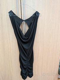 vestito nero scollato con paillettes 