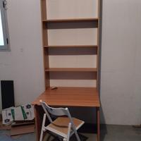 scrivania con libreria