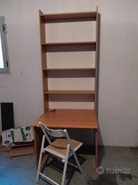 scrivania con libreria