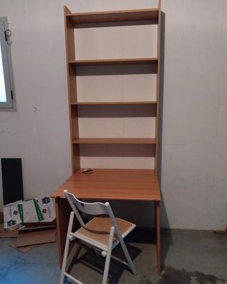scrivania con libreria