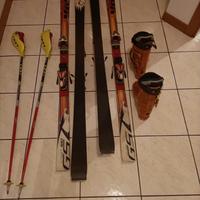 N 2 paia di sci, scarponi e bastoncini 