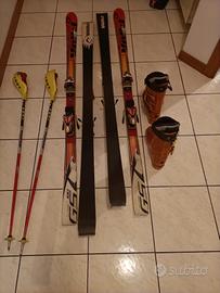 N 2 paia di sci, scarponi e bastoncini 