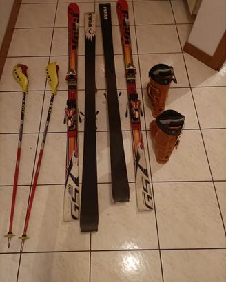 N 2 paia di sci, scarponi e bastoncini 