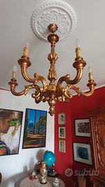 Splendido lampadario laccato oro zecchino