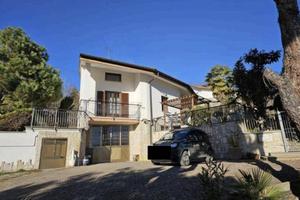 Immobile in asta di 243 m² con 3 locali e box auto