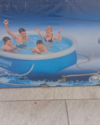 Piscina giardino bambini e genitori